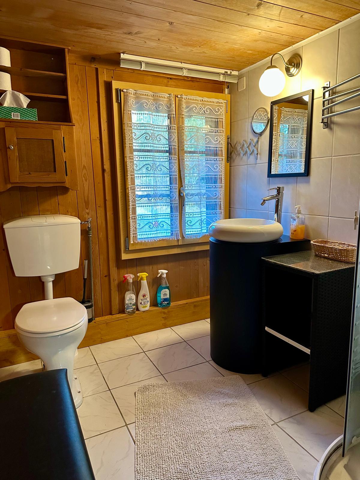 Modernes Badezimmer mit Dusche - Chalet Strong Ferienhaus