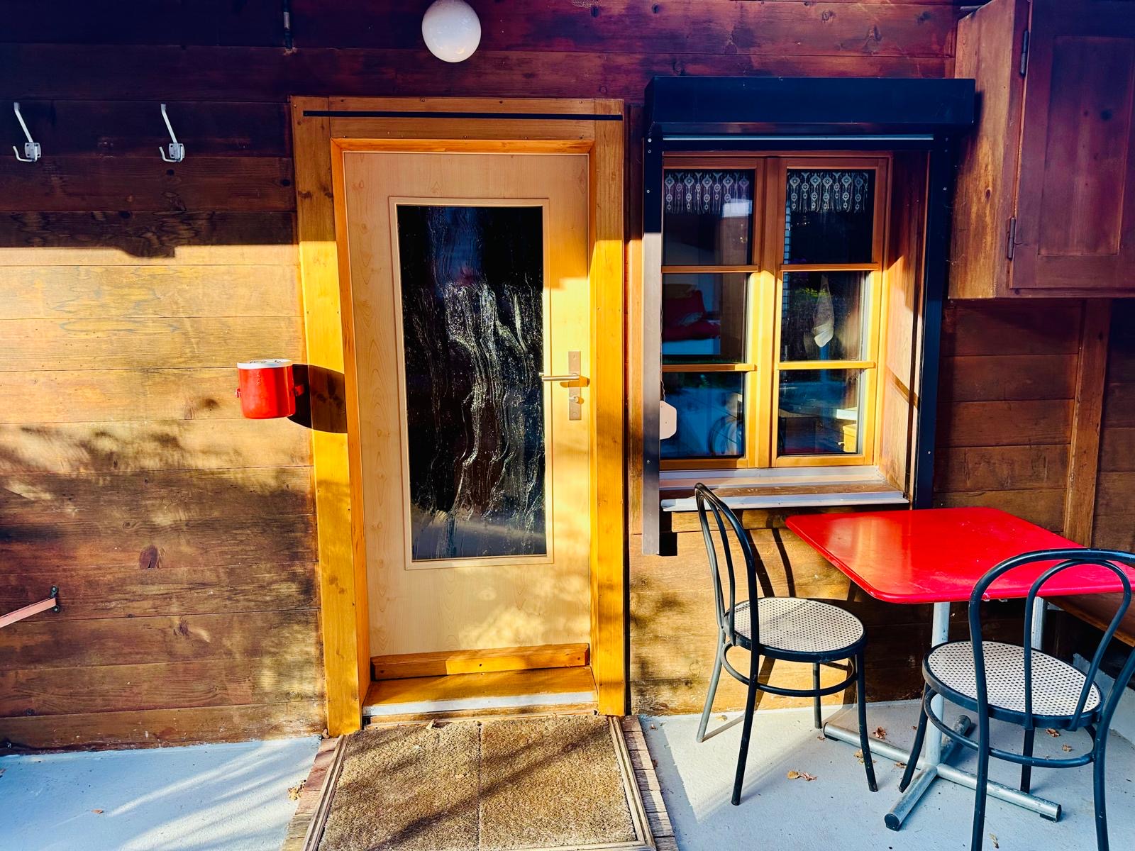 Chalet Strong Eingang mit gemütlichem Sitzplatz - Ferienhaus Berner Oberland