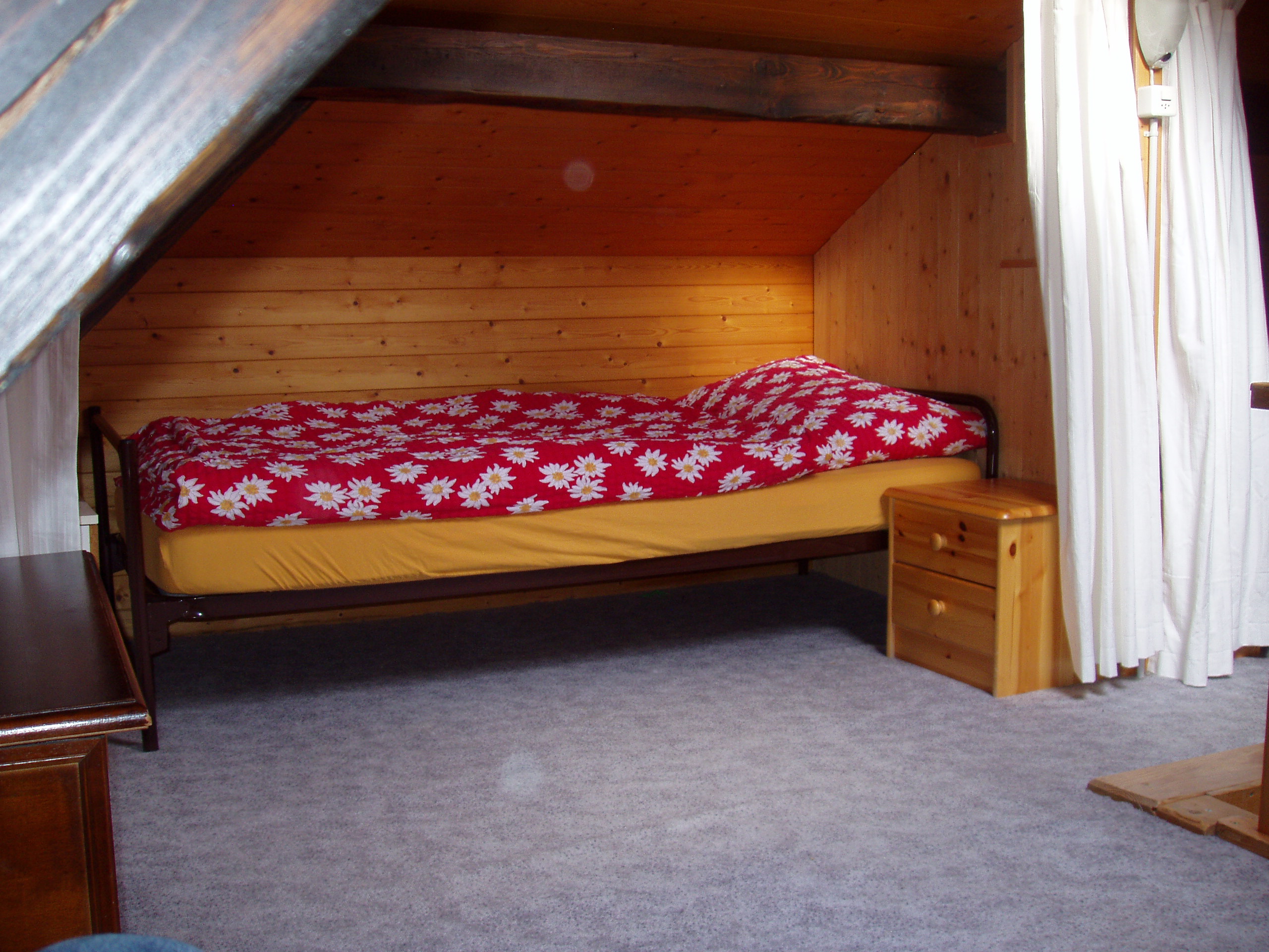 Gemütlicher Schlafbereich mit Holzambiente - Chalet Strong Reichenbach